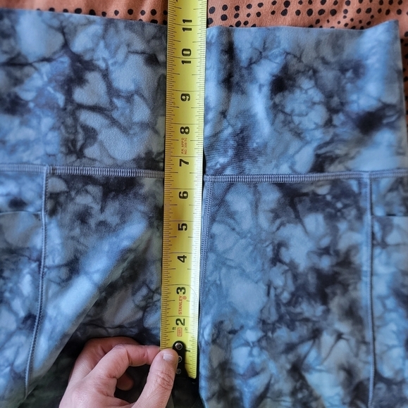 EUC Athleta Salutation Stash Pocket II Printed 7/8 Tight Tie Dye Green Small - Picture 10 of 12